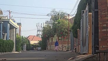 Astaga, Seorang Ibu Arab Lagi Colmek Di Luar Rumah Dekat Jalan Raya, Bikin Malu!