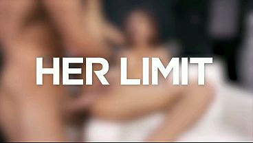 Cewek Asia Langsing Pake Lingerie Pink, Badan Dilumuri Minyak, Dicocol Sampe Meraung Keras Di Pantat.