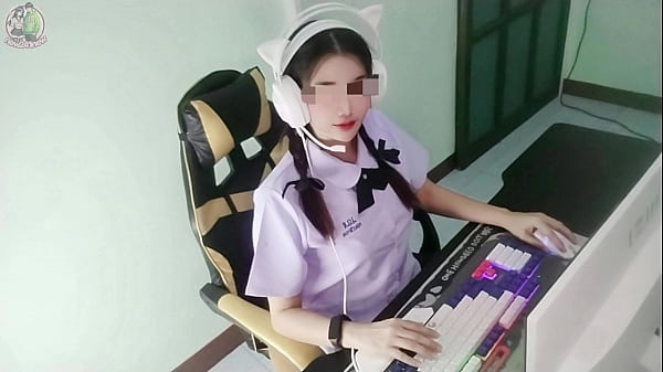 นักศึกษาสาวไทยโดนรุ่นพี่กระแทกเย็ดหน้าคอม ส่งเสียงครางลั่นห้อง (เสียงไทยชัด 4k)