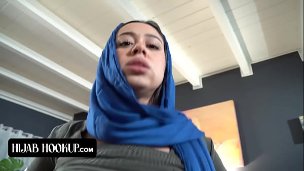Nakal Banget Sih, Cewek Arab Ini Ngehisap Kontol Abang Tirinya Biar Rahasia Mereka Nggak Bocor Ke Orang Tua Sambilan Yang Galak