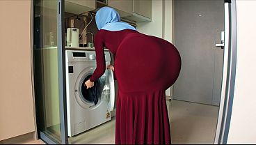 Ibu Tiri Berhijab Ini Sadar Tatapan Nakalku Yang Nggak Sengaja Tertuju Ke Bokong Bulatnya Yang Seksi.