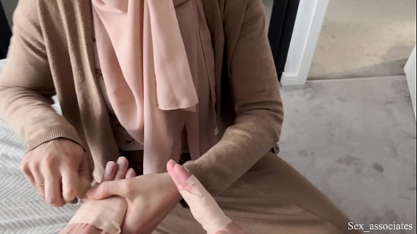 Ibu Tiri Arab Bantu Anaknya Yang Tangan Patah, Tapi Bantuannya Bikin Makin Basah.
