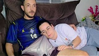 Kakak Tiri Digoda Adik Kandung Sambil Nonton Timnas Brasil, Panas Di Sofa, Nafsu Menggila.