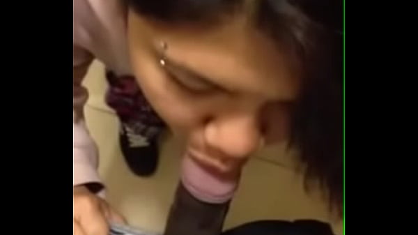 Desi Cewek Nikmatin Blowjob Sambil Basah Kuyup