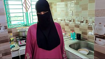 Suami Selingkuh Ngewe Pembantu Rumah Hijab Pas Sepi Rumah, Crot Di Dalem