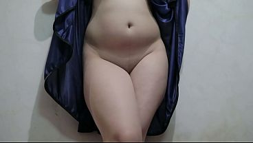 Cewek Indo Pake Lingerie Biru, Jongkok Sambil Colmek, Keliatan Basah Banget