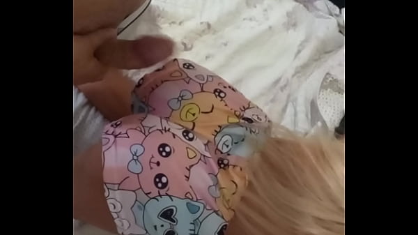 Ibu Tiri Seksi Bungkukin Badan, Dorong Muka Anak Tiri Ke Dalam Permen Manisnya Dari Belakang (mainan Seks)