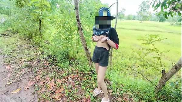 สาวไทยเดินอวดหีข้างทาง เสียงไทยชัดเว่อร์