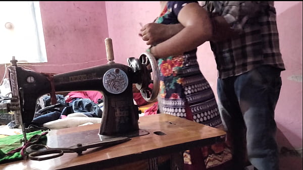 Desi Bhabhi Ko Silai Karte Waqt Uncle Ne Chod Diya, Gaand Hilati Hui Chudai Ka Maza Liya